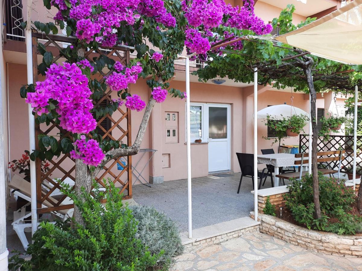 Apartment Nino In Пула Екстериор снимка